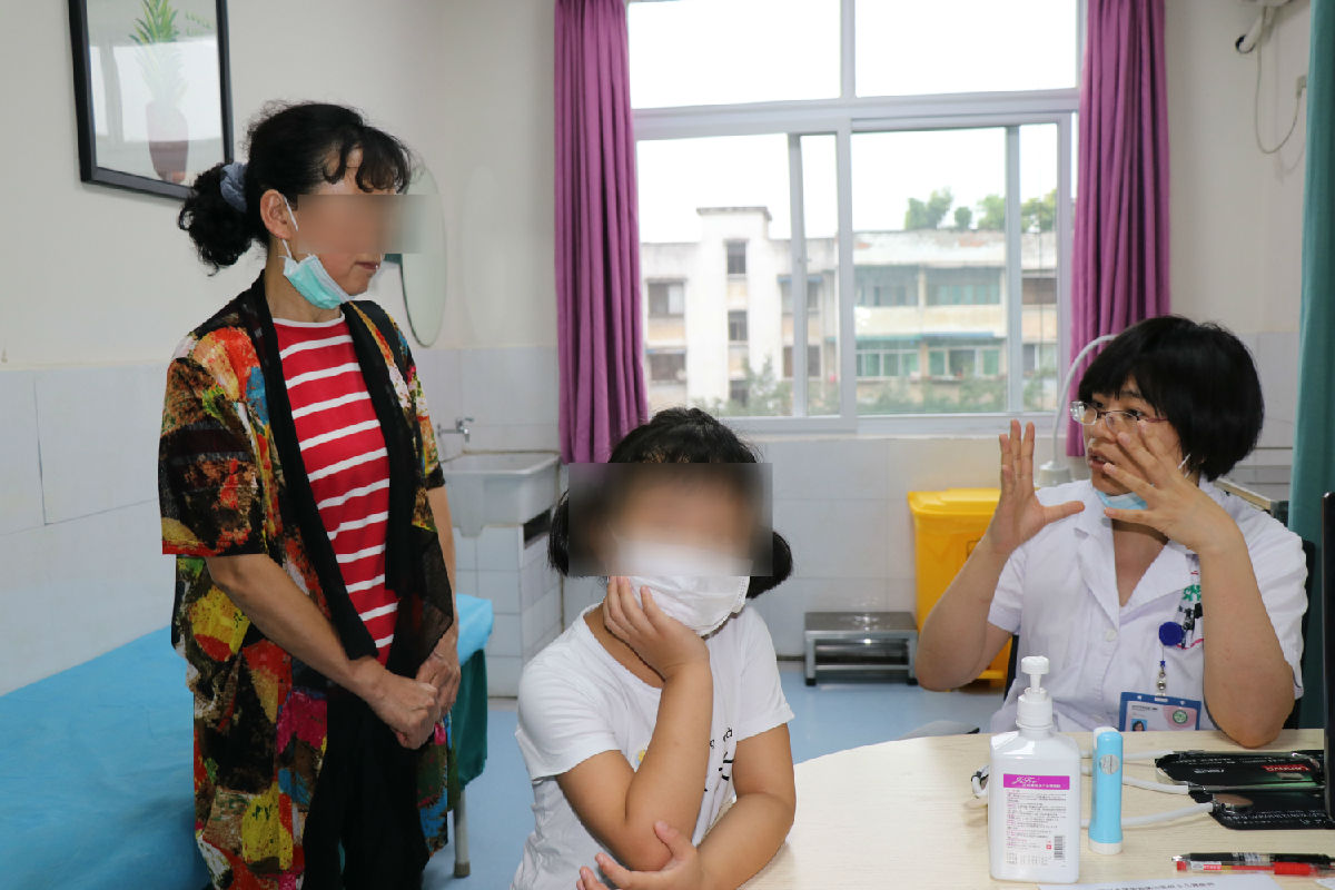 郭慧义诊.JPG