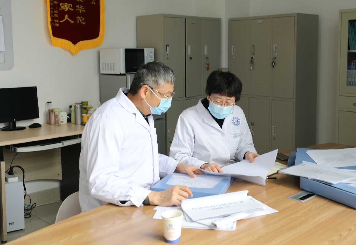 查阅超声资料.JPG