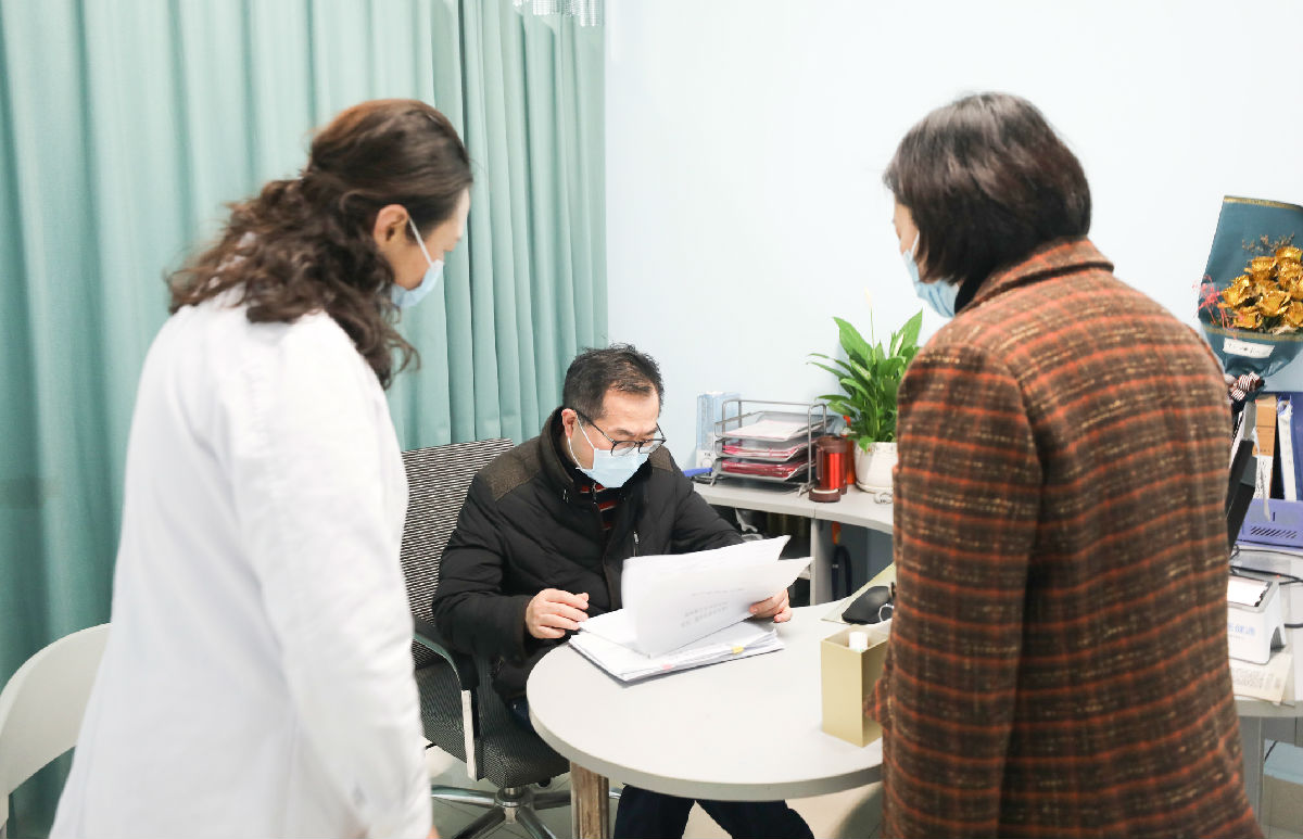 查阅临床资料.JPG