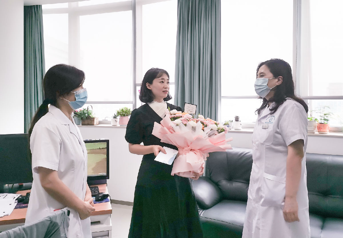 工会慰问病员.jpg